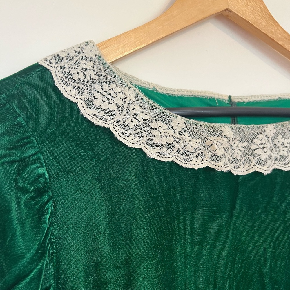 Vintage Green Velvet Dress with Lace Trim - Picture 3 of 5